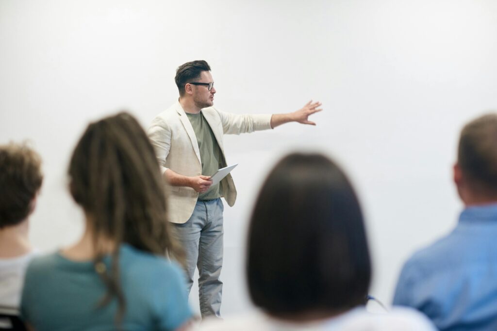 un professeur Un professeur donnant cours à ses élèves.